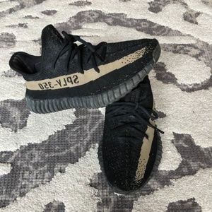 AUTHENTIC Yeezy Boost 350 V2 "Oreo" Size 8